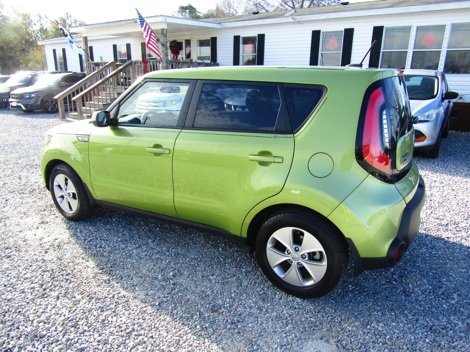 2015 Green Kia Soul (KNDJN2A26F7) , Automatic transmission, located at 15016 S Hwy 231, Midland City, AL, 36350, (334) 983-3001, 31.306210, -85.495277 - Photo #5